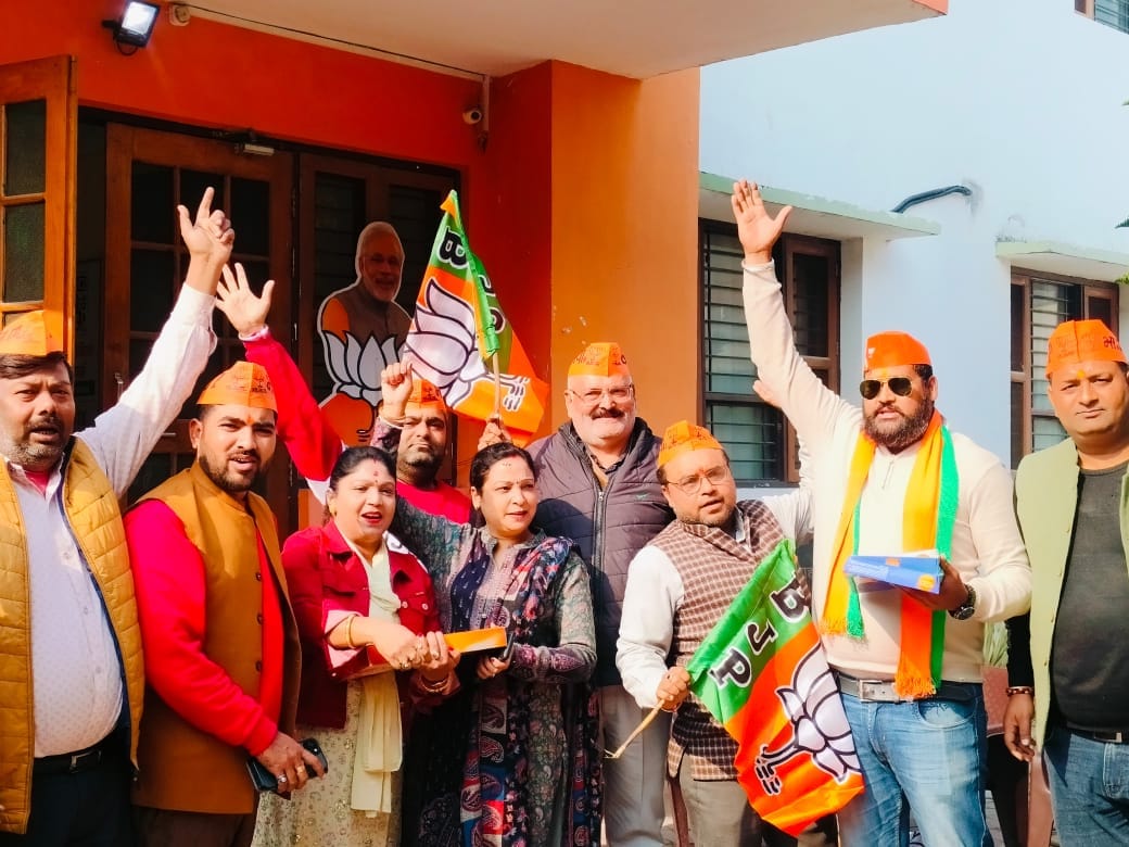 खुशी और जाहिर करते हुए