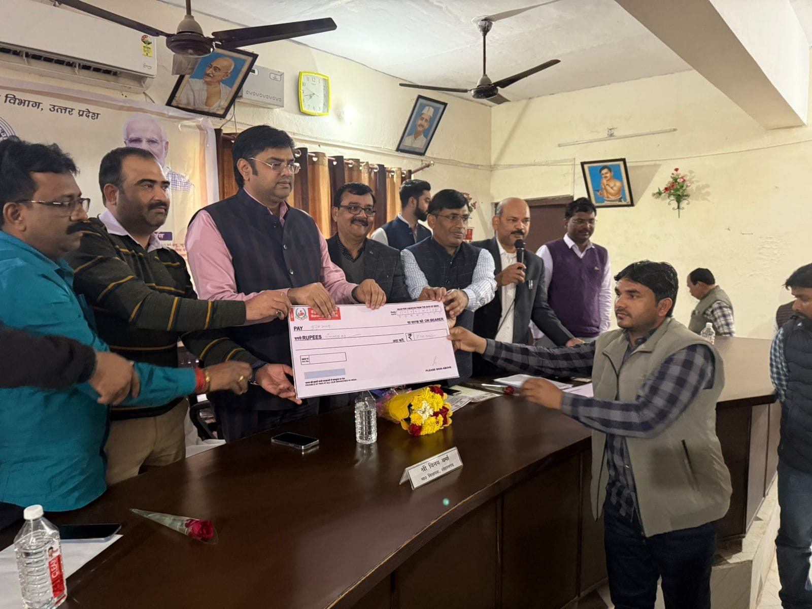 बिना ब्याज पर लोन प्राप्त करते हुए युवा