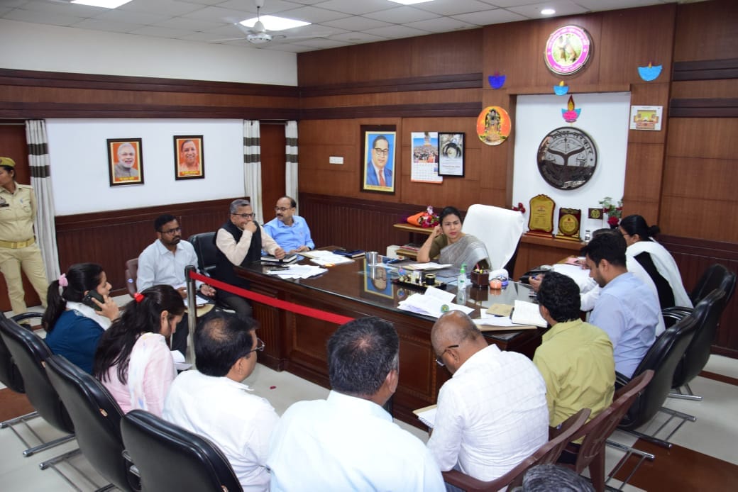 सीएम डैशबोर्ड के माध्यम से डीएम ने की राजस्व से जुड़े विभागों की समीक्षा