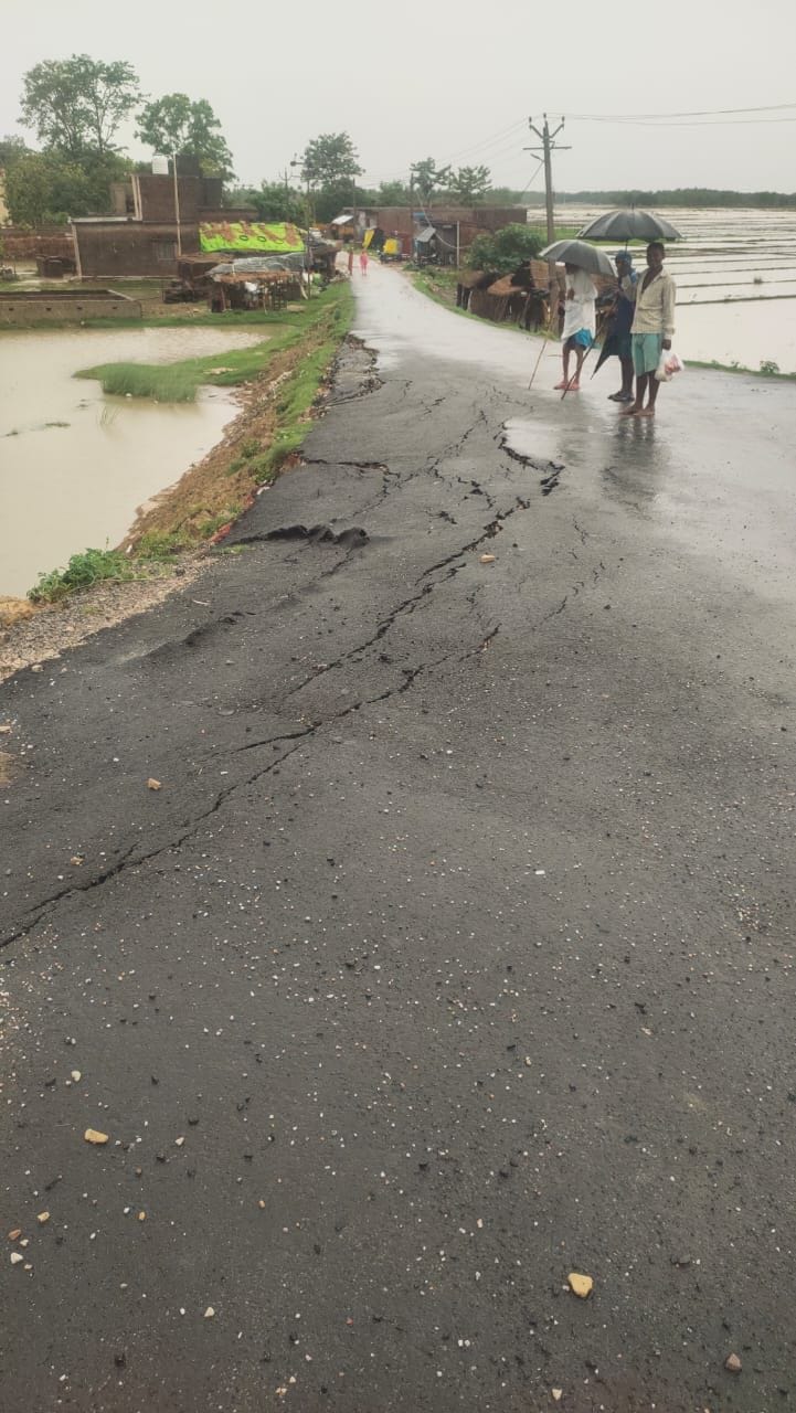 Pahli baarish me ukhad gai sadke