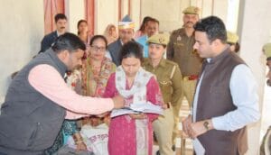 विशेष अभियान में डीएम दुर्गा शक्ति नागपाल का औचक निरीक्षण, बूथ पर पहुंचकर खुद परखी हकीकत