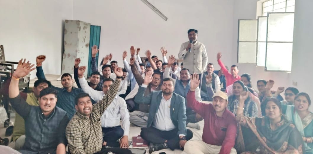 लेखपालों की बहुप्रतीक्षित एवं प्रमुख समस्याओं को लेकर उपजिलाधिकारी को सौंपा ज्ञापन