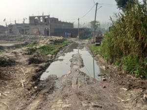 ग्राम पंचायत बरोठा की सड़क बनी तालाब, खस्ताहाल सड़क से ग्रामीण परेशान, जिम्मेदार मौन