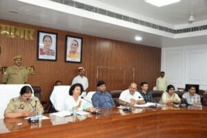 गैस की जमाखोरी-कालाबाजारी पर सख्त चेतावनी: डीएम दुर्गा शक्ति नागपाल बोलीं, जिले में गैस की कोई कमी नहीं