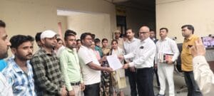 निघासन में पंचायत सहायकों का प्रदर्शन, स्मार्टफोन और सुविधाओं की मांग को लेकर सौंपा ज्ञापन