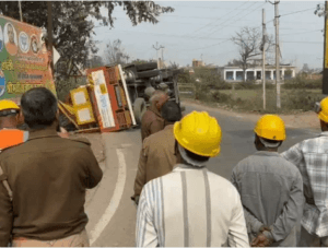 लखीमपुर में CNG टैंकर पलटा, गैस रिसाव शुरू:खखरा चौराहे पर हादसा, इलाके में अफरा-तफरी, रास्ते बंद
