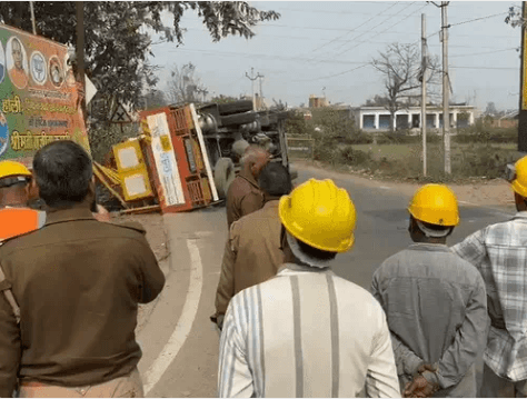 लखीमपुर में CNG टैंकर पलटा, गैस रिसाव शुरू:खखरा चौराहे पर हादसा, इलाके में अफरा-तफरी, रास्ते बंद
