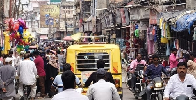 चरमराई व्यवस्था, घंटों जाम में फंसे लोग