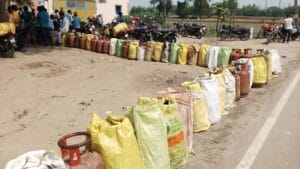 लखीमपुर खीरी में गैस एजेंसी पर उपभोक्ताओं की लगी लंबी कतार, तेज धूप में हुए परेशान