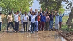 सड़क बनी तालाब, पानी में खड़े होकर किया प्रदर्शन