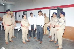 लखीमपुर खीरी जिला कारागार में डीएम-एसपी का औचक निरीक्षण, सुरक्षा व व्यवस्थाओं पर जताया संतोष
