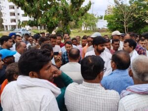 लखीमपुर खीरी में बजाज हिंदुस्तान खंभारखेड़ा चीनी मिल में हादसा: फिटर सुशील अवस्थी की मौत के बाद परिजनों का हंगामा, लापरवाही के आरोप