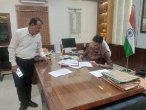 छुट्टी में भी मार्च क्लोजिंग की दौड़, दिन भर खुले दफ्तर