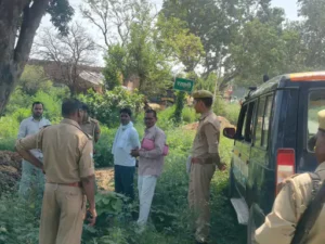 मांगों को लेकर मंदिर में आत्मबंदी, पूर्व ब्लॉक प्रमुख को मनाने में जुटा प्रशासन