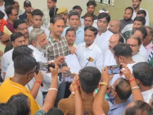 भारत-नेपाल सीमा पर व्यापार संकट गहराया, पलिया में व्यापारियों ने निकाला जुलूस