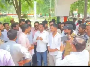 बिजली संकट पर सपा का हल्लाबोल: राज्यपाल के नाम DM को सौंपा ज्ञापन, आंदोलन की दी चेतावनी