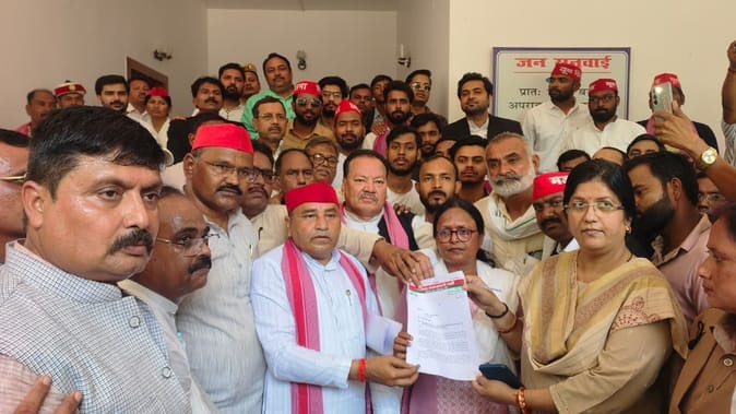 छात्रों के भविष्य से खिलवाड़ बंद हो’, सपा कार्यकर्ताओं ने किया प्रदर्शन