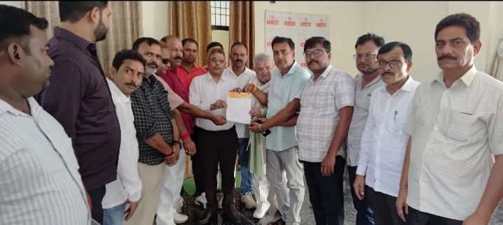 डॉ. पवन मिश्रा के नेतृत्व में ग्राम प्रशासकों ने उप निदेशक पंचायत को सौंपा पांच सूत्रीय ज्ञापन
