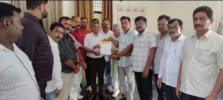 डॉ. पवन मिश्रा के नेतृत्व में ग्राम प्रशासकों ने डिप्टी डायरेक्टर पंचायत को सौंपा पांच सूत्रीय ज्ञापन