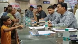 आठवीं के छात्र ने समाधान दिवस में डीएम से लगाई न्याय की गुहार, ताऊ-ताई पर लगाया मकान पर ताला लगाने का आरोप