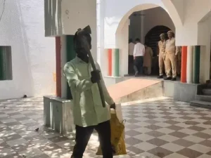 कलेक्ट्रेट में कुल्हाड़ी लेकर पहुंचा फरियादी, मचा हड़कंप; पुलिस ने हिरासत में लेकर शुरू की जांच