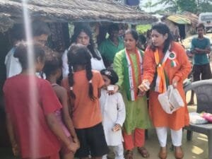 रेडक्रॉस टीम ने बाढ़ प्रभावितों का जाना हाल, बच्चों को बांटे बिस्किट-टॉफी