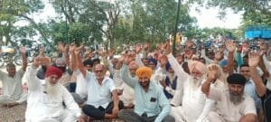 बंसी नगर में किसानों का धरना तीसरे दिन भी जारी, भूख हड़ताल की चेतावनी